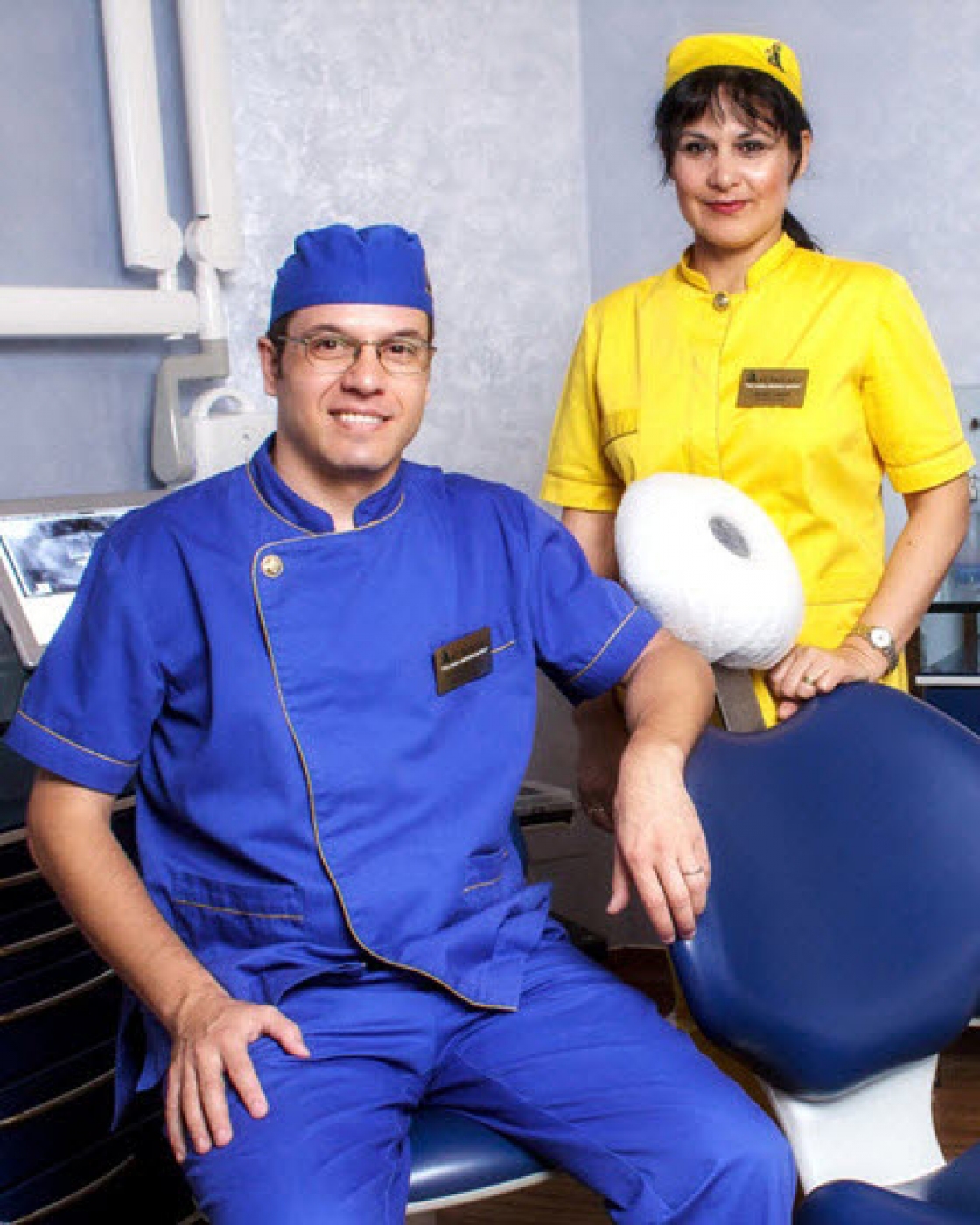Galerie foto uniforma medicala personalizata clinica stomatologica Art Implant