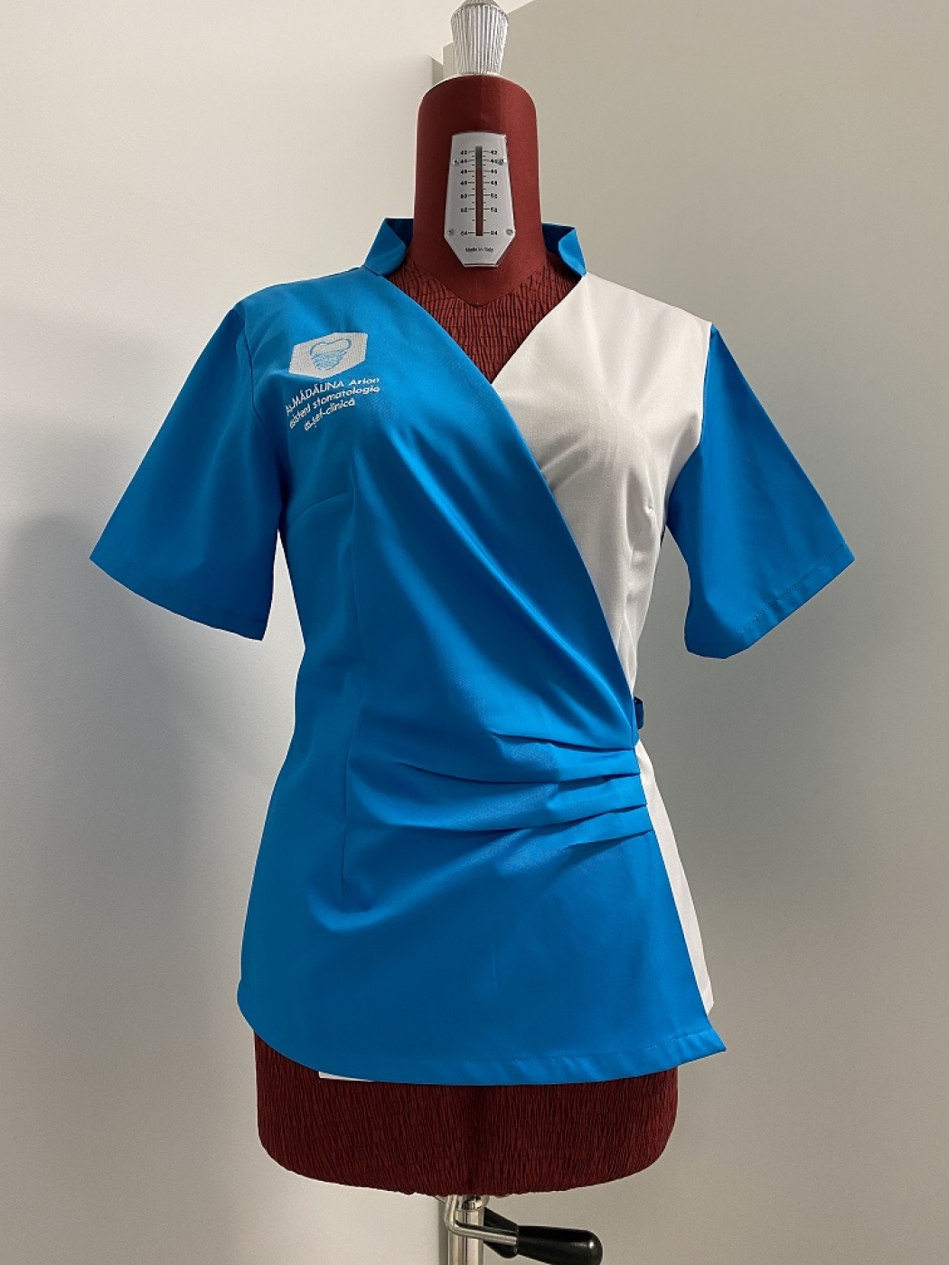 Galerie foto uniforma medicala personalizata cu broderie logo clinica stomatologica Fresno Clinic
