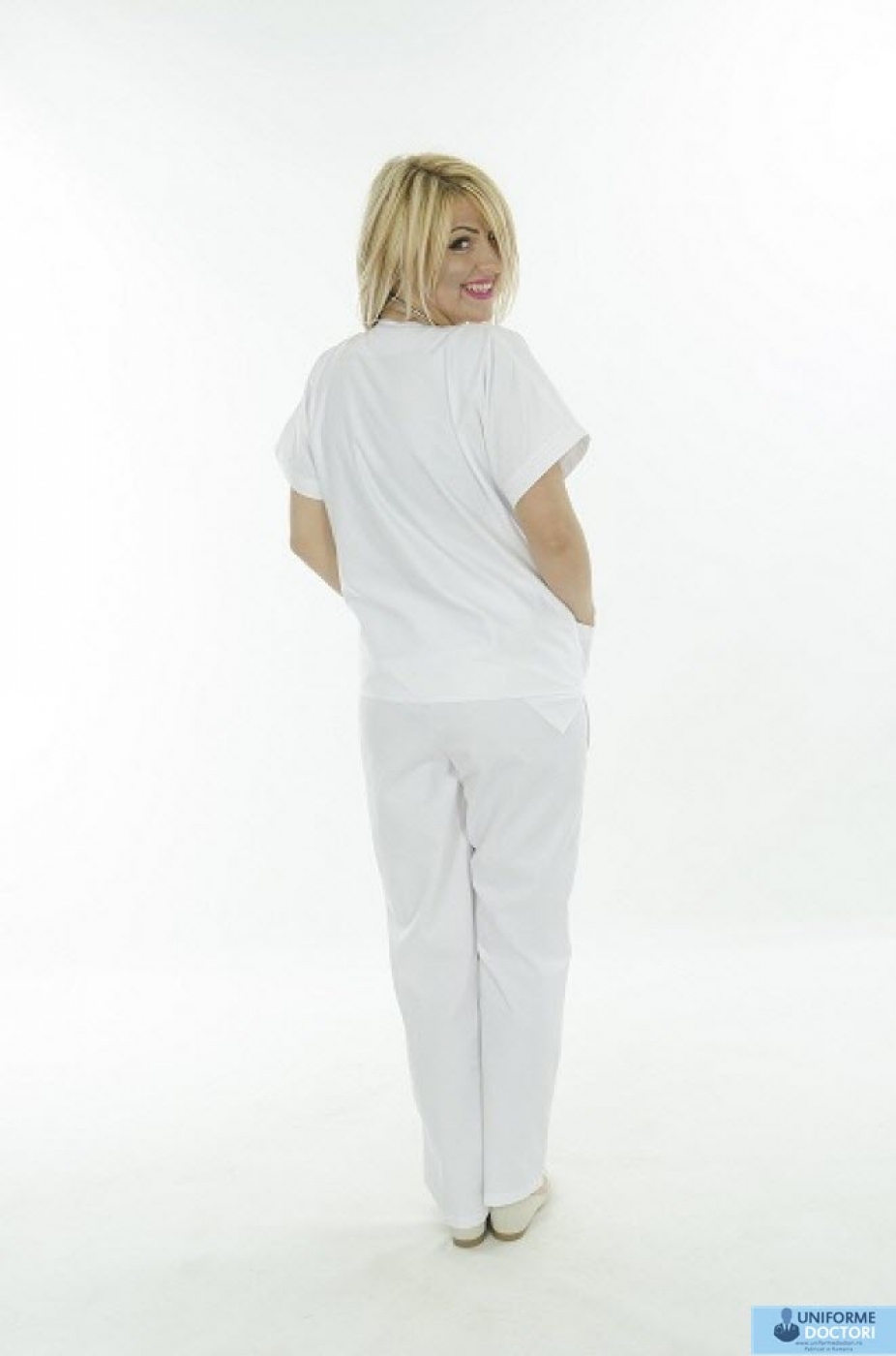 Uniforme medicale â€“ Bluza medicala cu maneca scurta si guler in achior