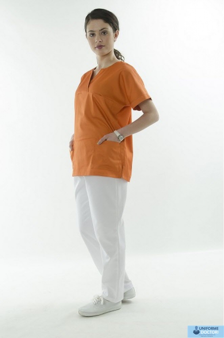 Uniforme medicale â€“ Bluza medicala cu maneca scurta si guler in achior