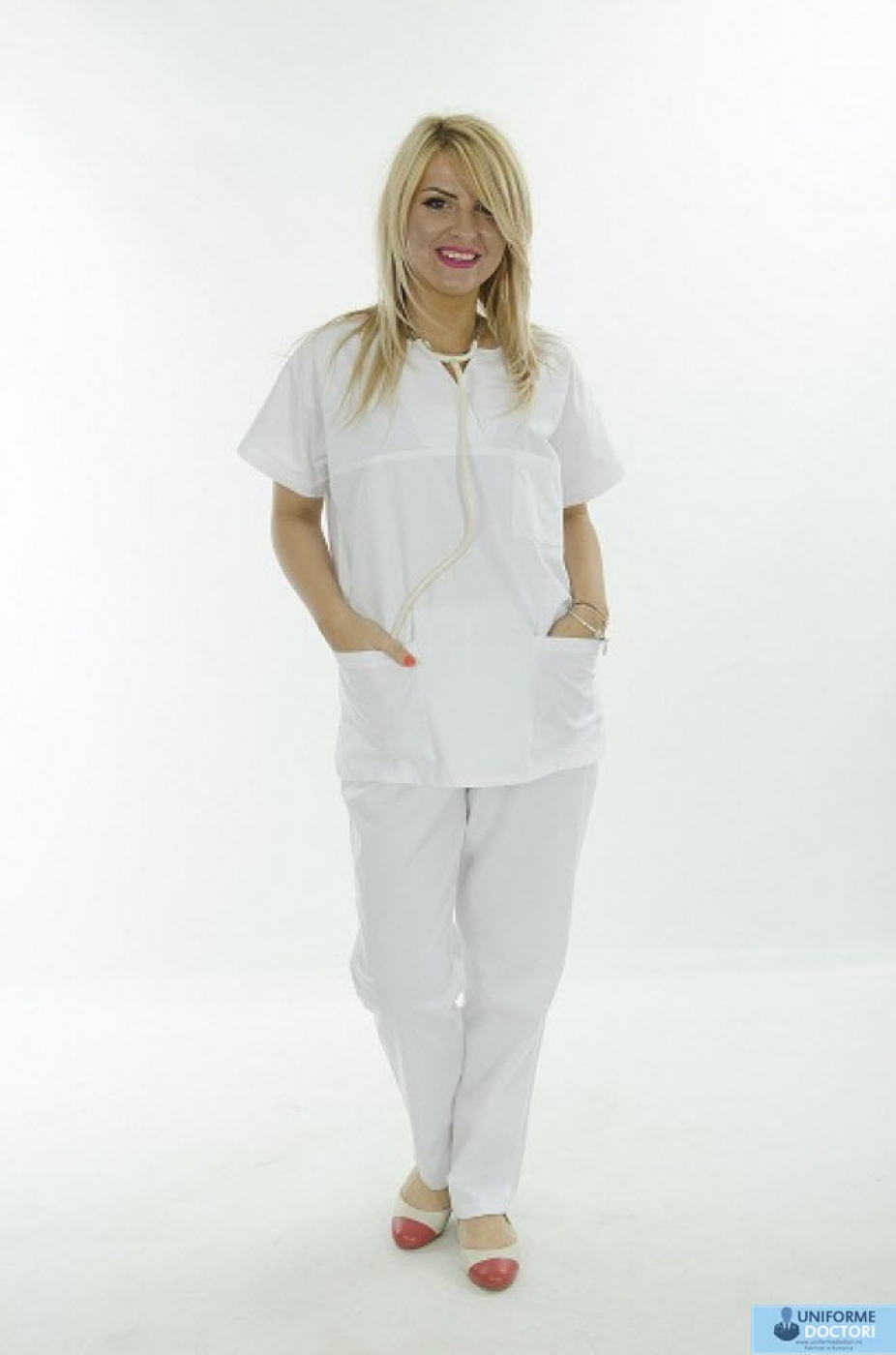 Uniforme medicale â€“ Bluza medicala cu maneca scurta si guler in achior