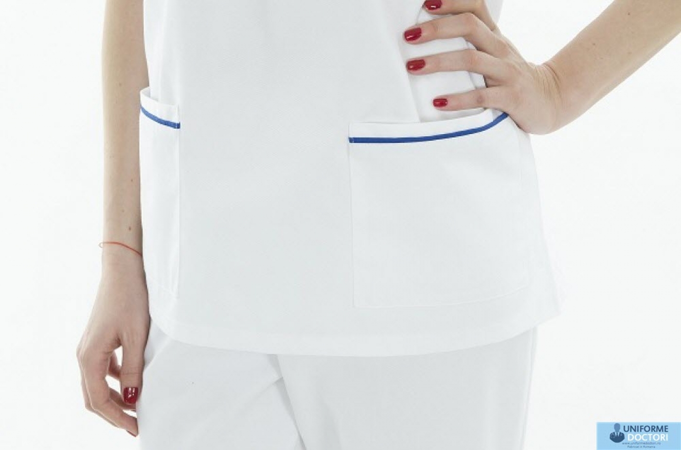 Uniforme medicale â€“ Bluza medicala cu maneca scurta si guler in achior, model bicolor