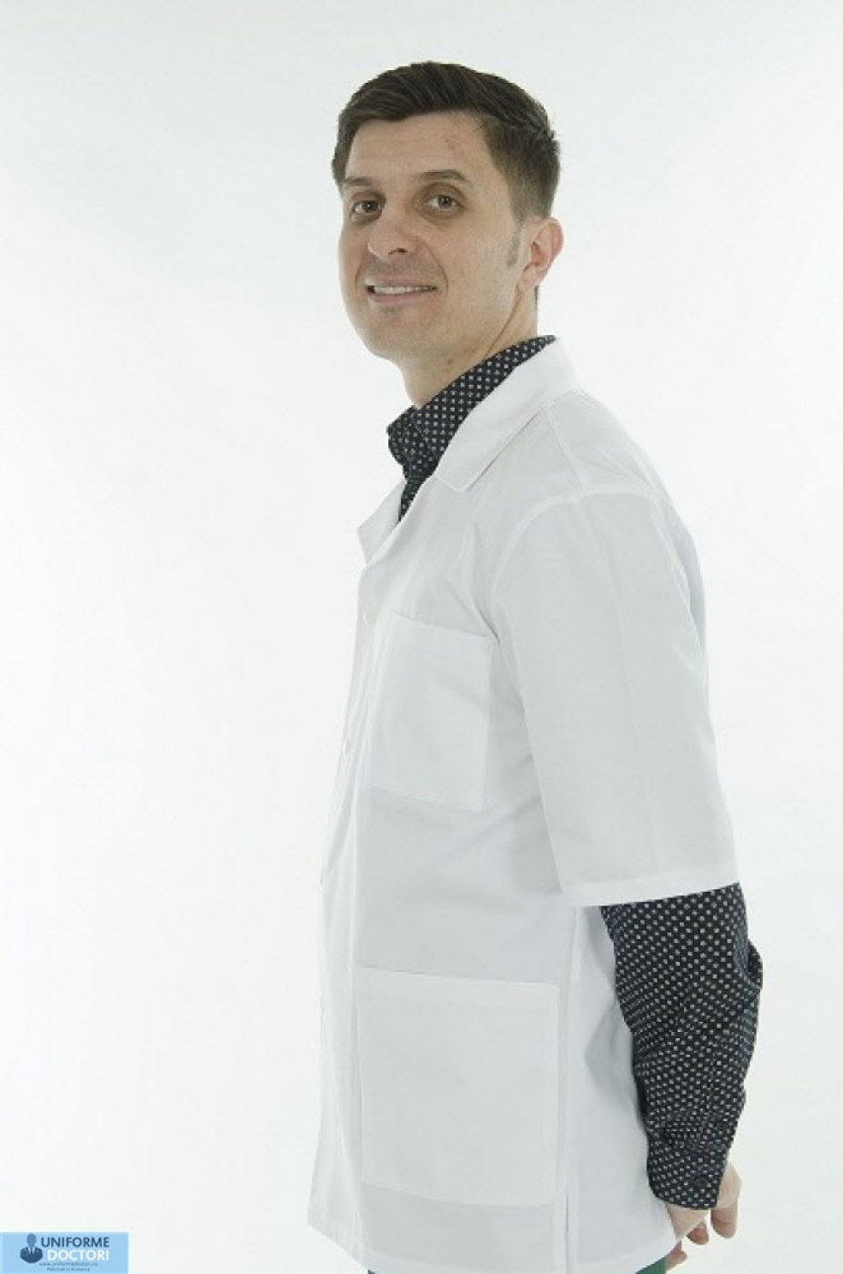 Uniforme medicale - Halat medical cu maneca scurta si guler cu revere, de barbat